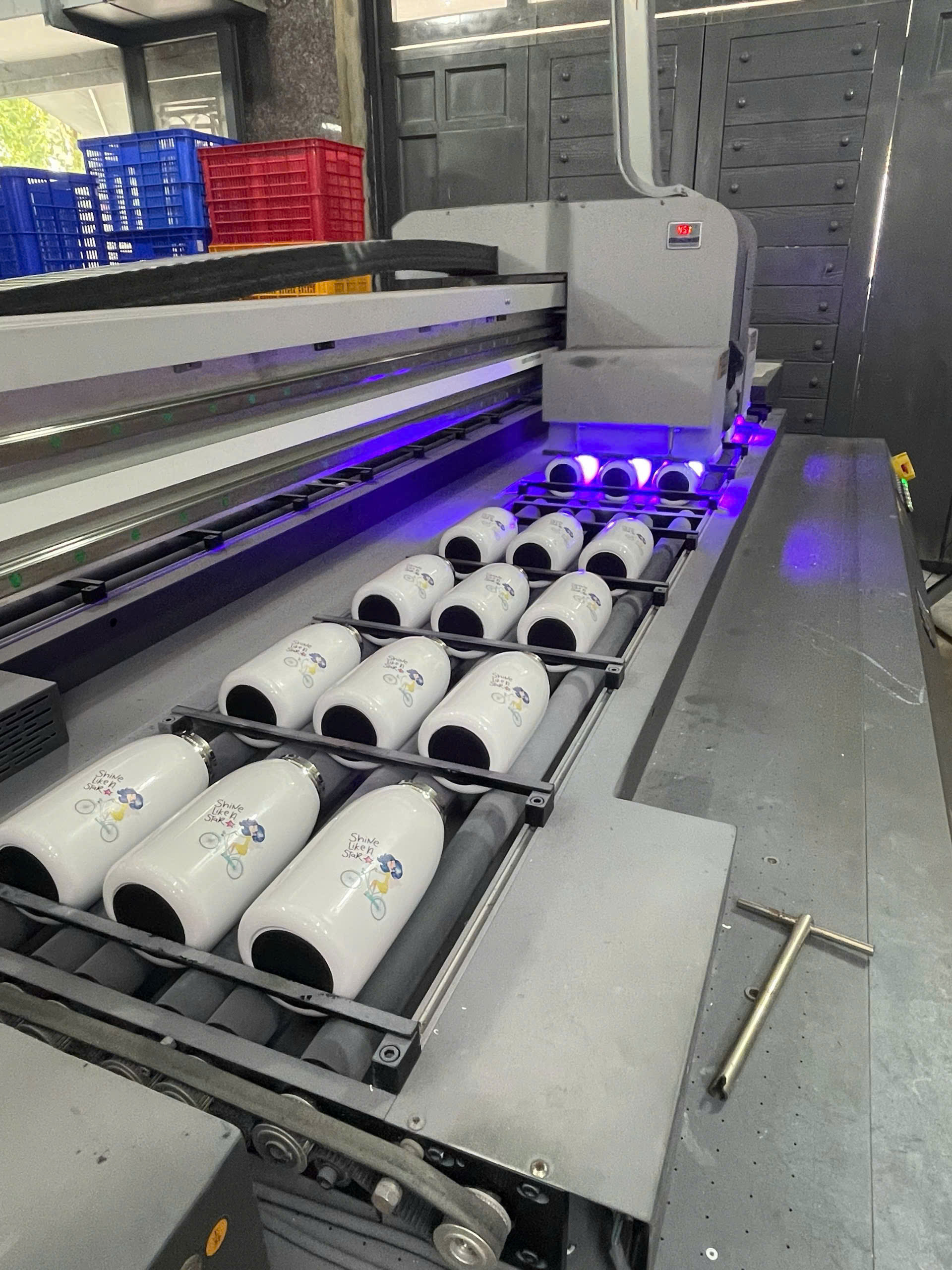 Công nghệ in UV lên bình giữ nhiệt bền màu, đáp ứng đơn hàng số lượng lớn tại Hưng Việt Phát