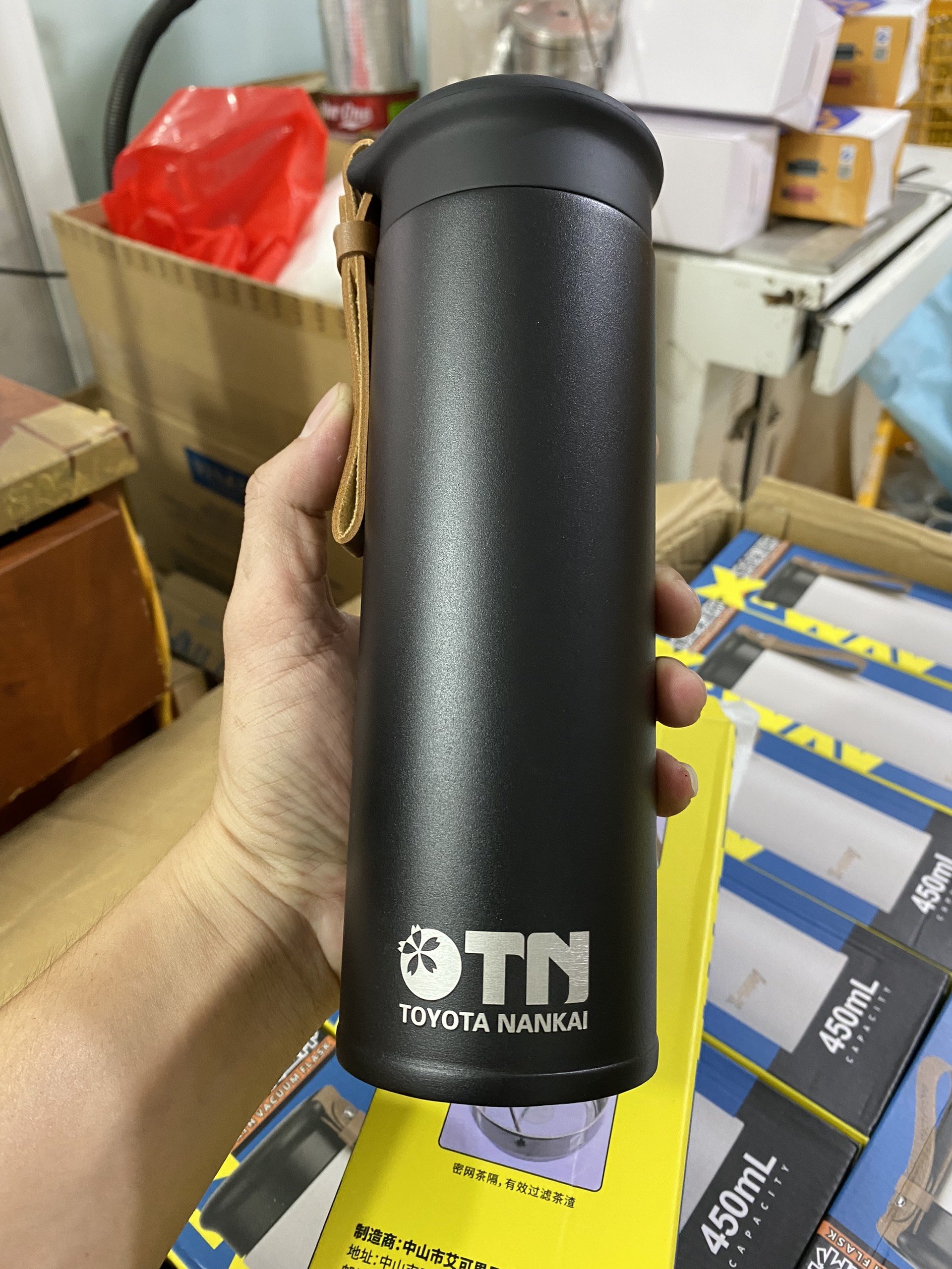 Khắc logo bằng công nghệ laser lên bình giữu nhiệt theo yêu cầu.