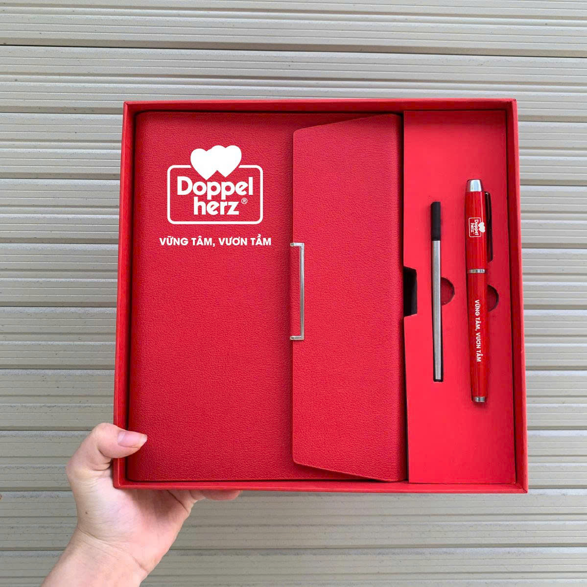 Hình: Mẫu sổ tay và bút bi được nhiều công ty lớn nhỏ lựa chọn 