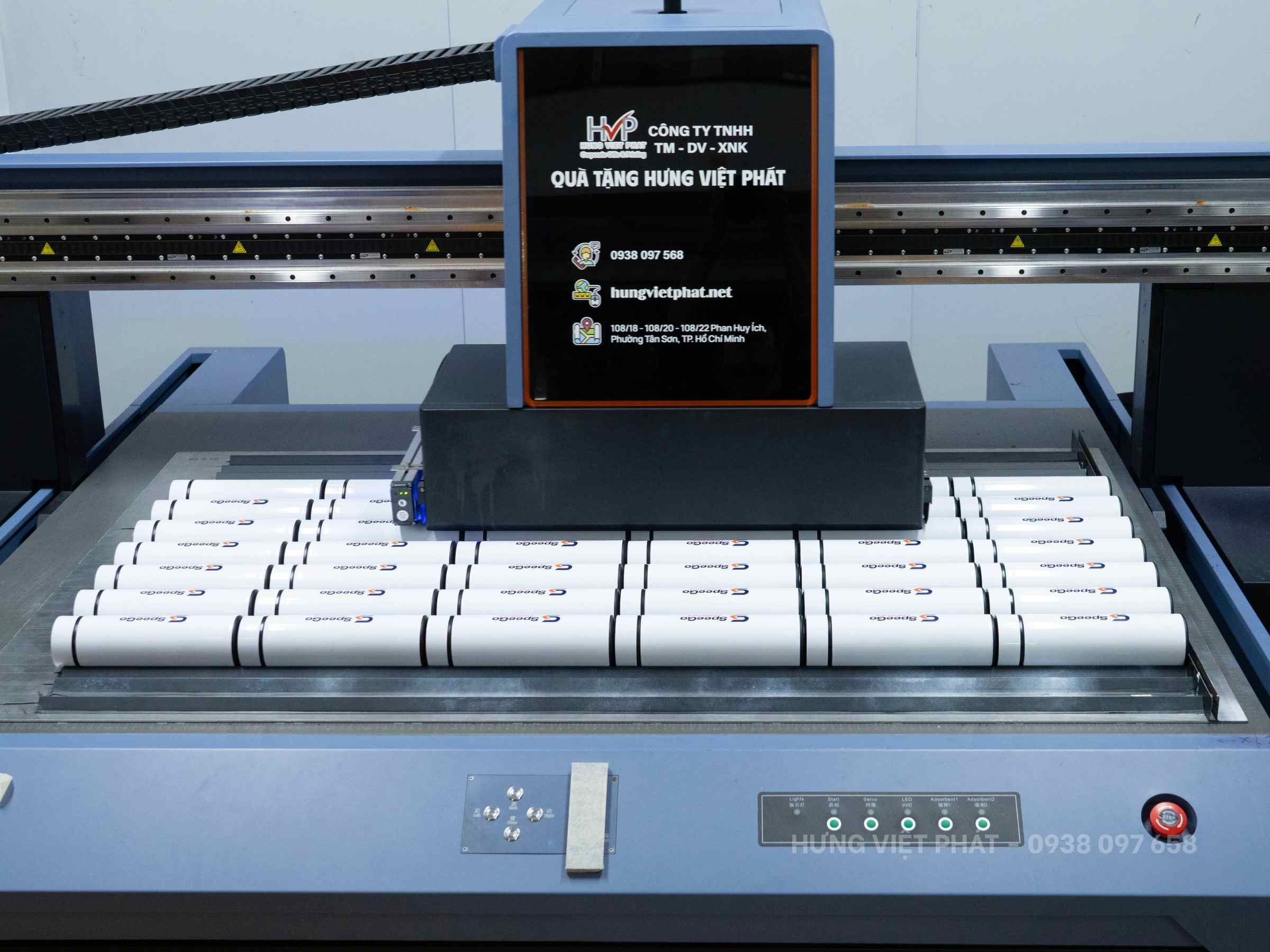 Bình giữ nhiệt in logo trên máy in UV phẳng