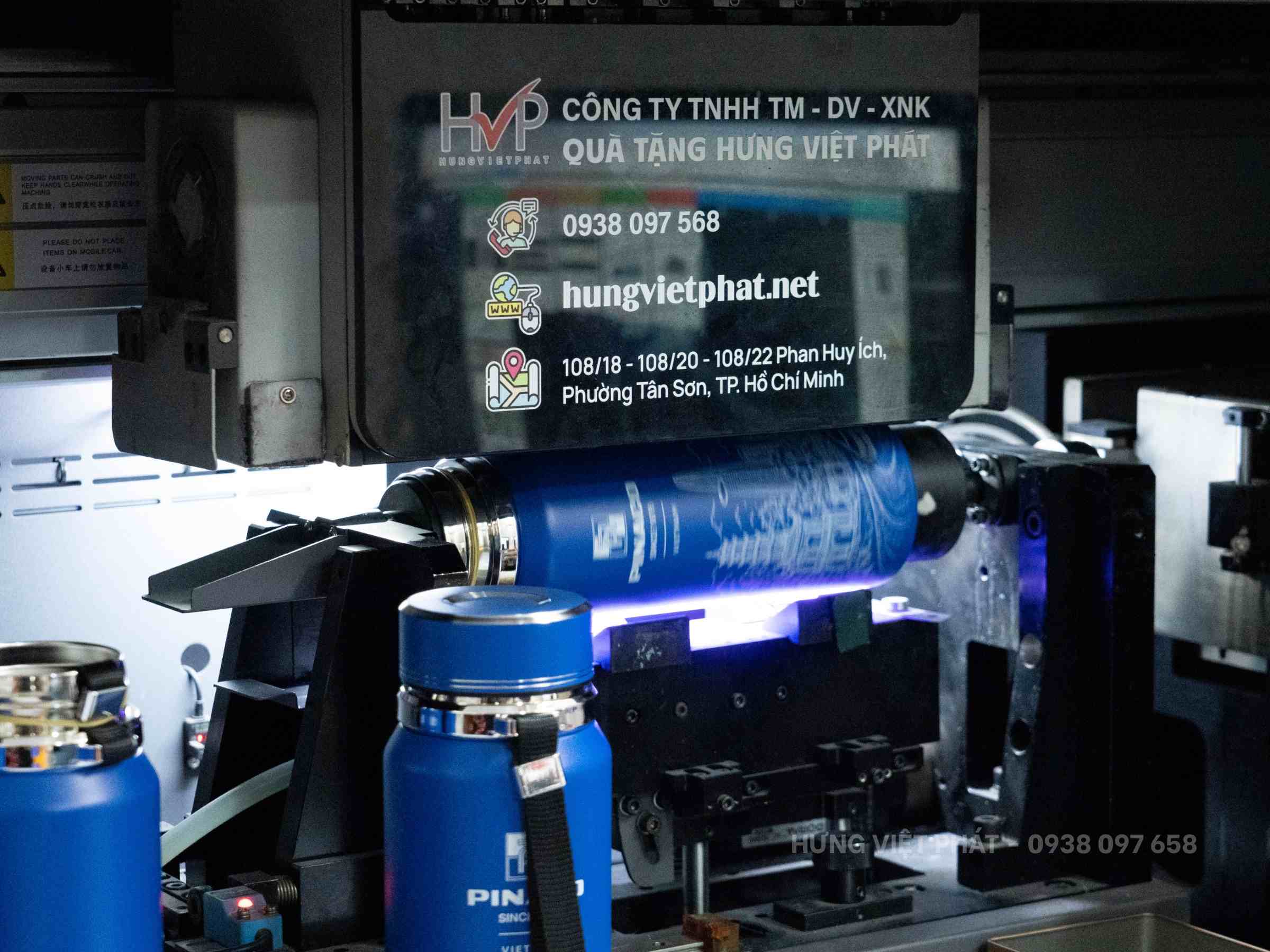 Bình giữ nhiệt in logo trên máy in UV xoay 360°