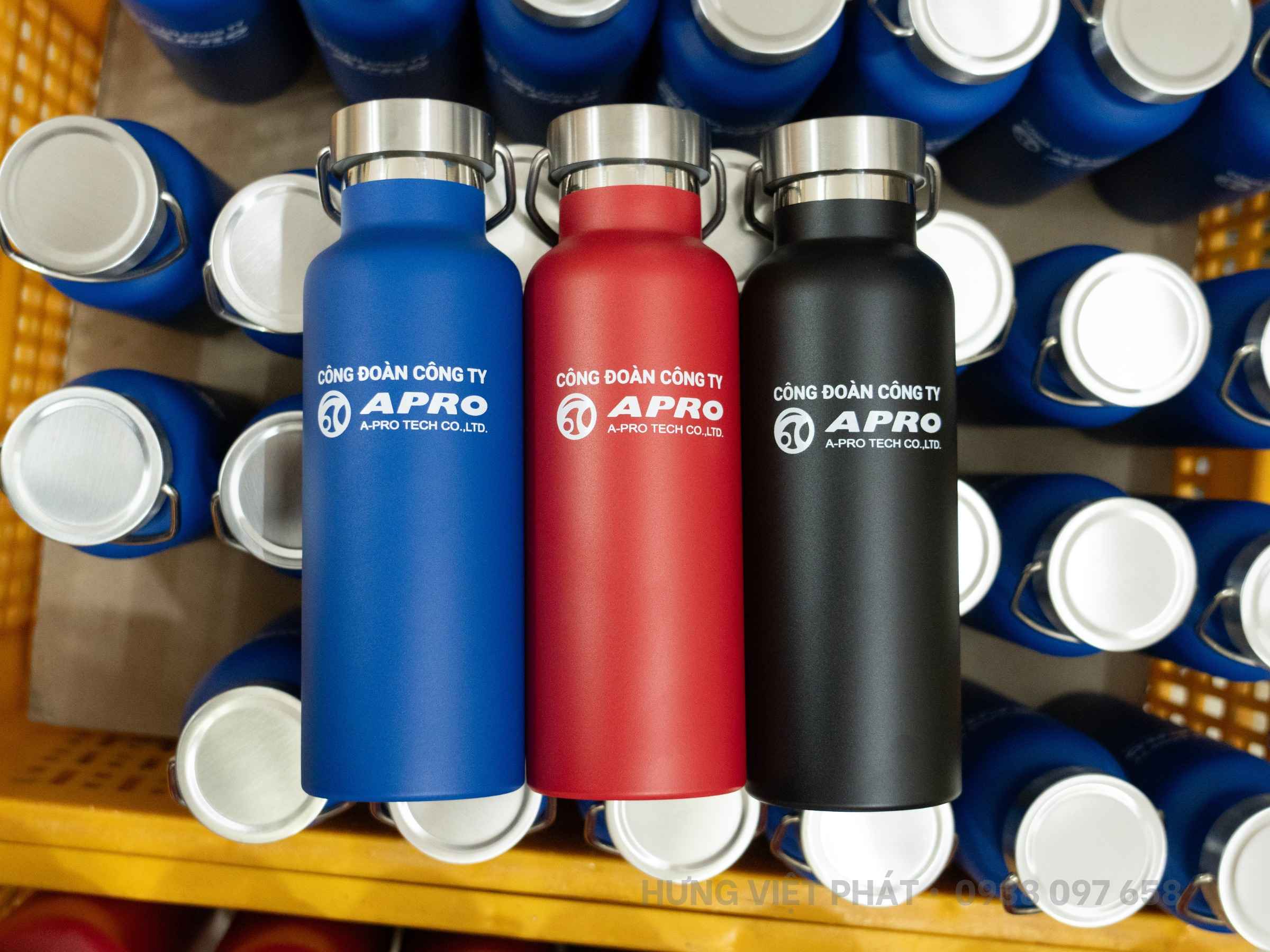 Bình giữ nhiệt quà tặng số lượng lớn được hoàn thiện tại xưởng in quà tặng Hưng Việt Phát