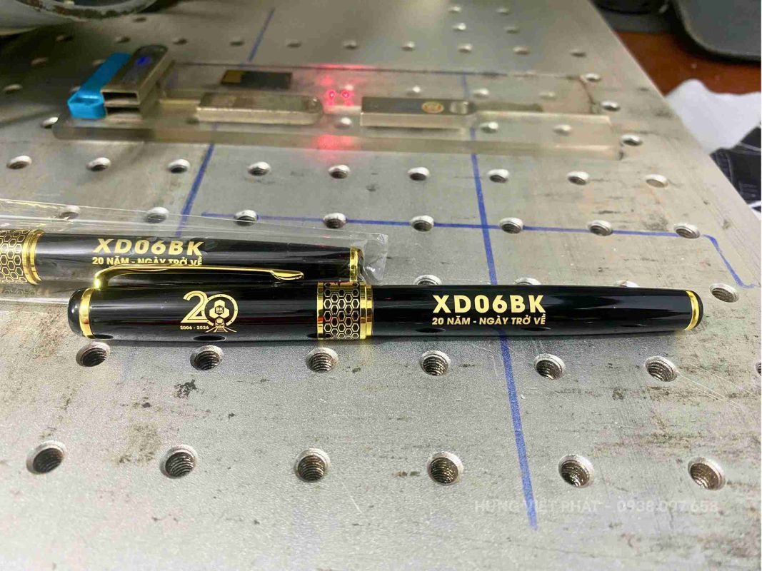 Bút in logo trên máy khắc laser