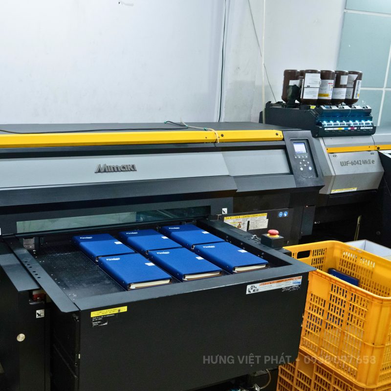 in gia công sổ tay bằng máy in UV