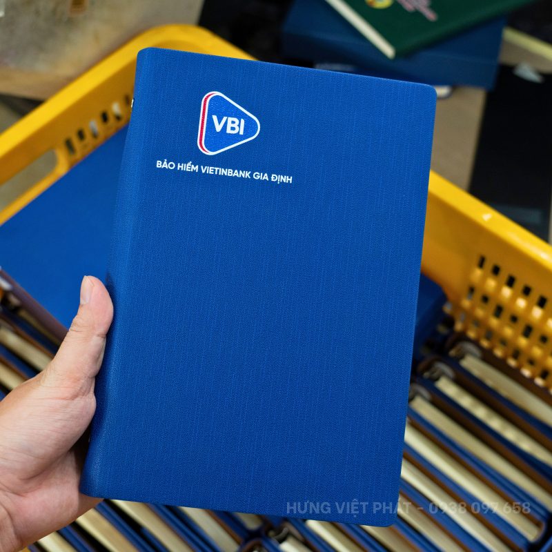 in gia công logo lên sổ da