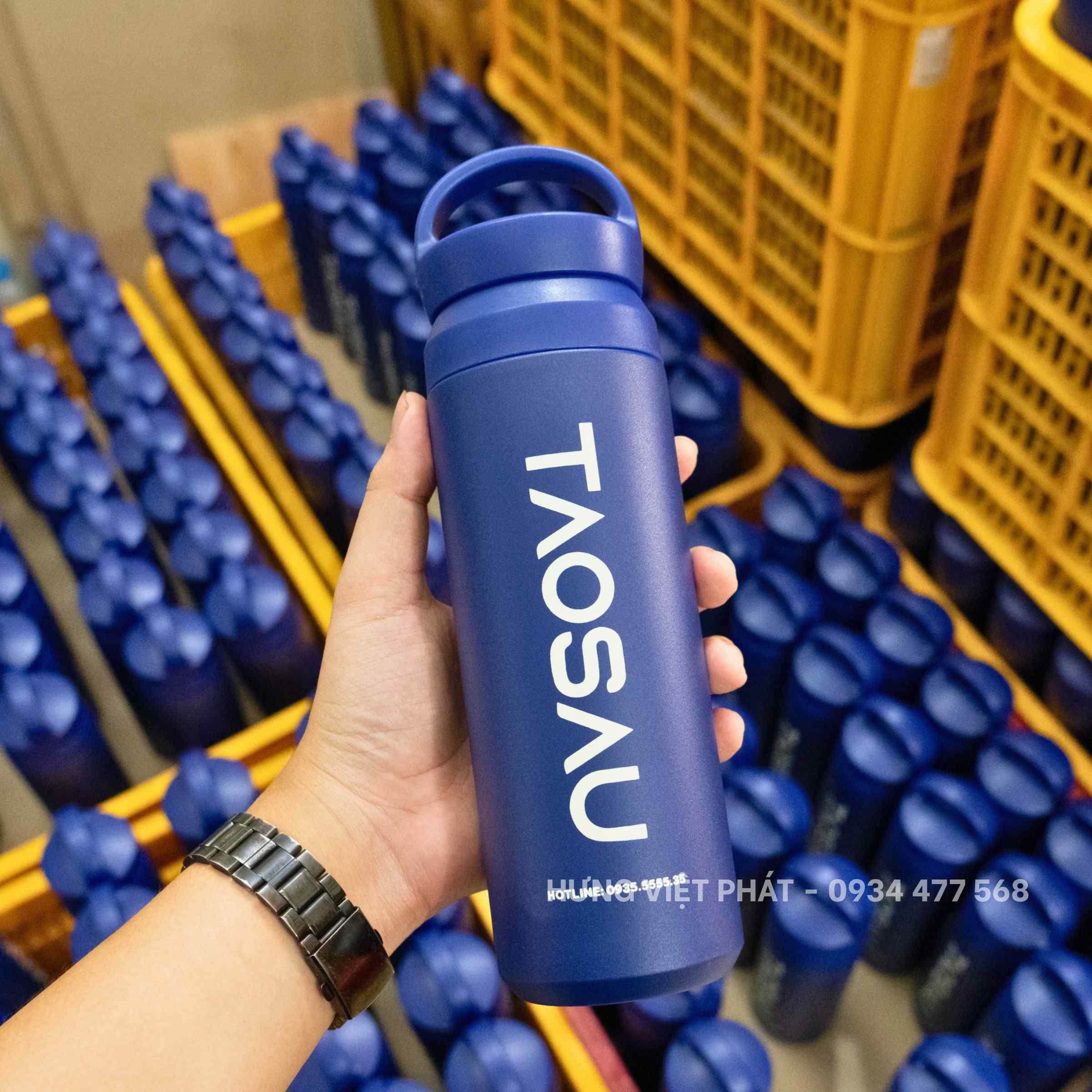 Bình giữ nhiệt màu xanh có quai cầm in logo