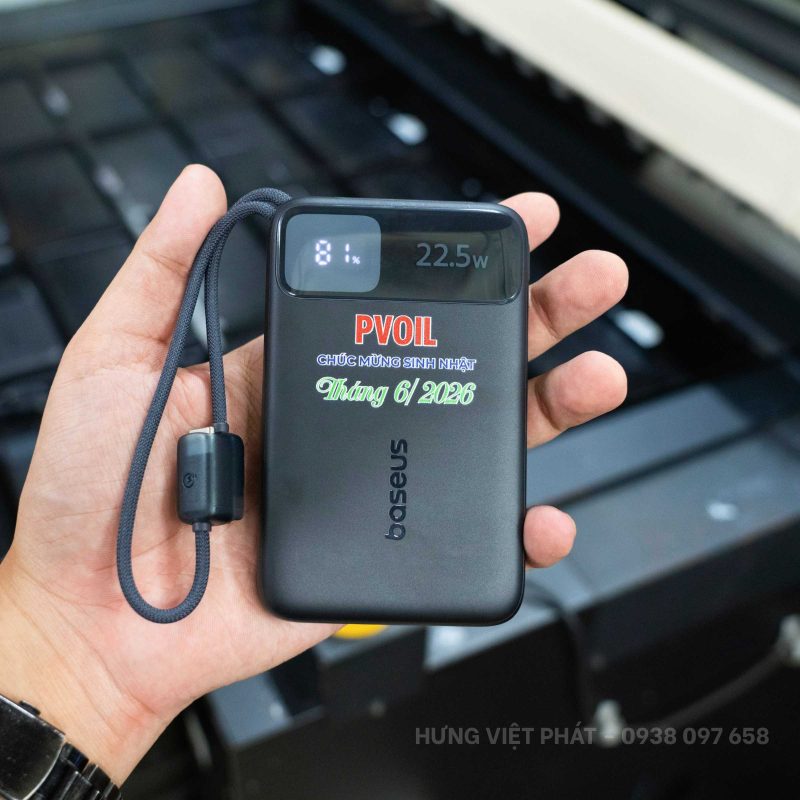 in gia công logo lên sạc dự phòng
