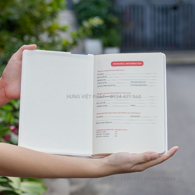 Trang giấy đầu tiên của sổ da quà tặng