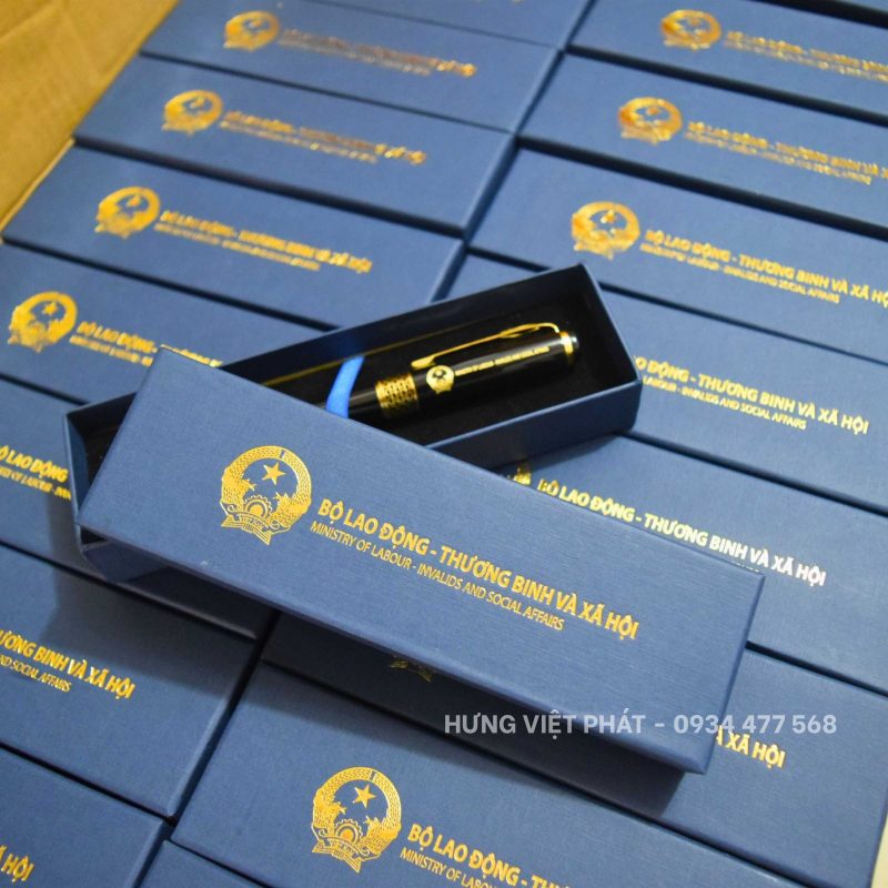 bút khắc tên theo yêu cầu kèm hộp