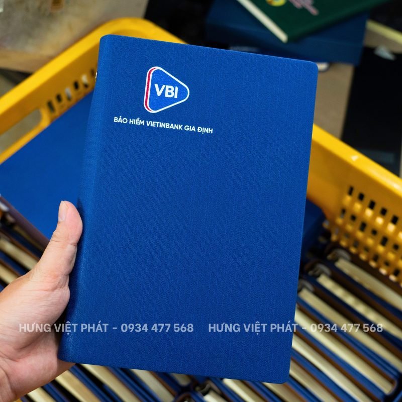 in gia công logo lên sổ da
