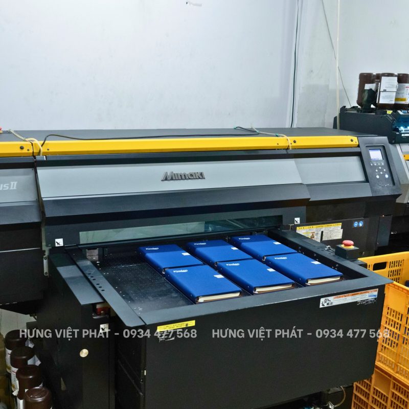 in gia công sổ tay bằng máy in UV